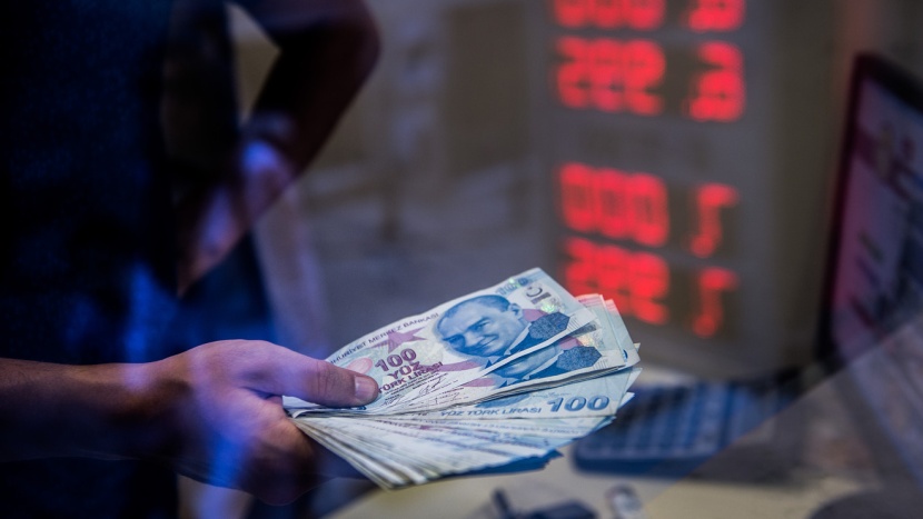 الليرة التركية تتراجع 2% وسط قلق بشأن السياسة النقدية