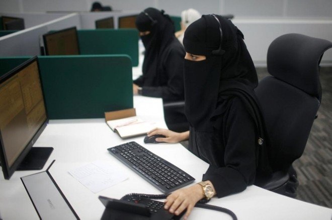 بدءا من اليوم .. توطين عدد من المهن بأجور لا تقل عن 5000 ريال