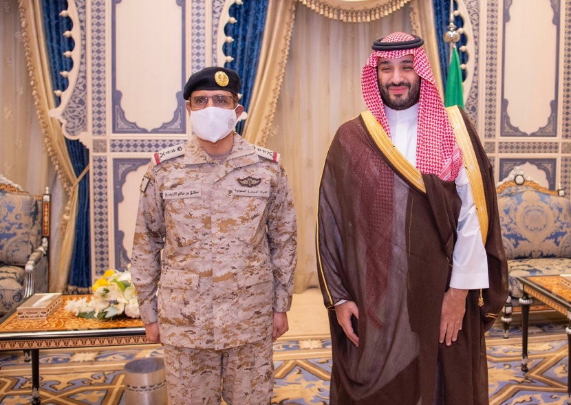 ولي العهد يقلد مطلق الأزيمع رتبته الجديدة فريق أول ركن بعد صدور الأمر الملكي بترقيته وتعيينه قائداً للقوات المشتركة