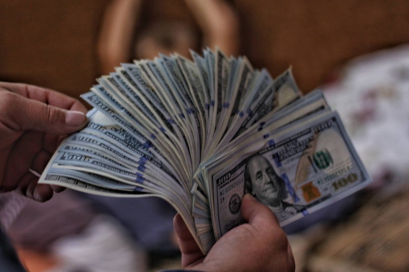 الدولار يتراجع مع تجاوز أسواق العملات مخاوف قيود كورونا في بريطانيا