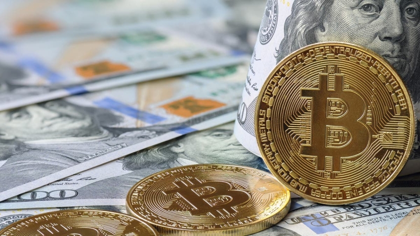 الدولار يهبط للجلسة الرابعة على التوالي و"بيتكوين" قرب أدنى مستوى في 3 أشهر