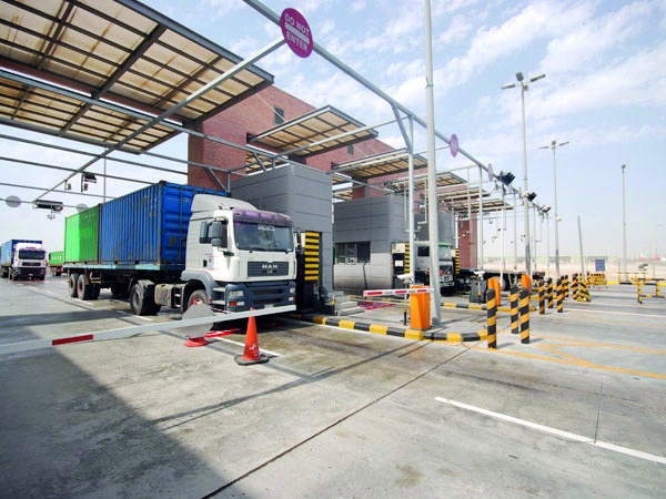 النقل : تملك مركبات النقل العام مقصور على السعوديين فقط منشآت وأفراد