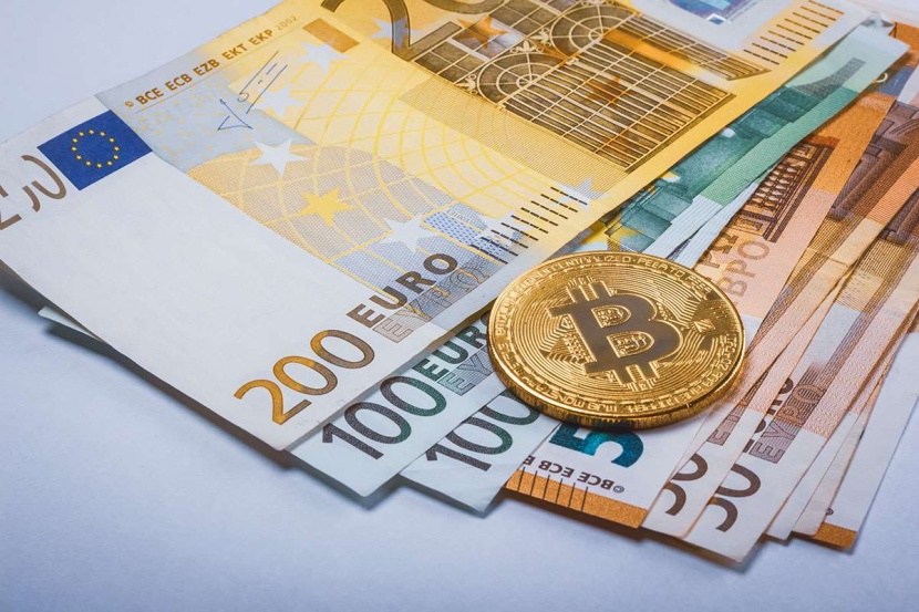 اليورو يواجه صعوبة بعد تصريحات لاجارد و"بيتكوين" تتجاوز 44 ألف دولار