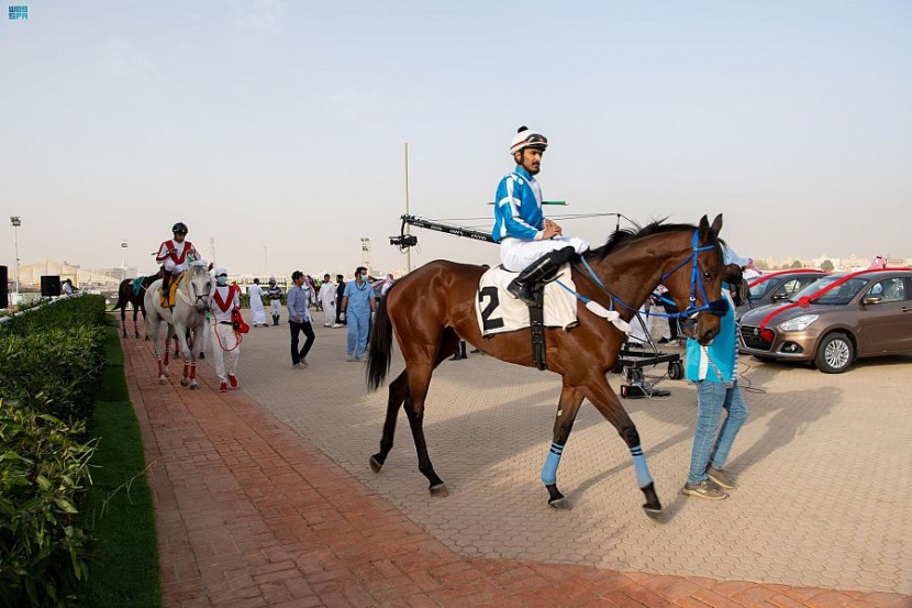 خالد الفيصل يتوج الفائزين في الحفل الختامي لروزنامة سباقات الخيل