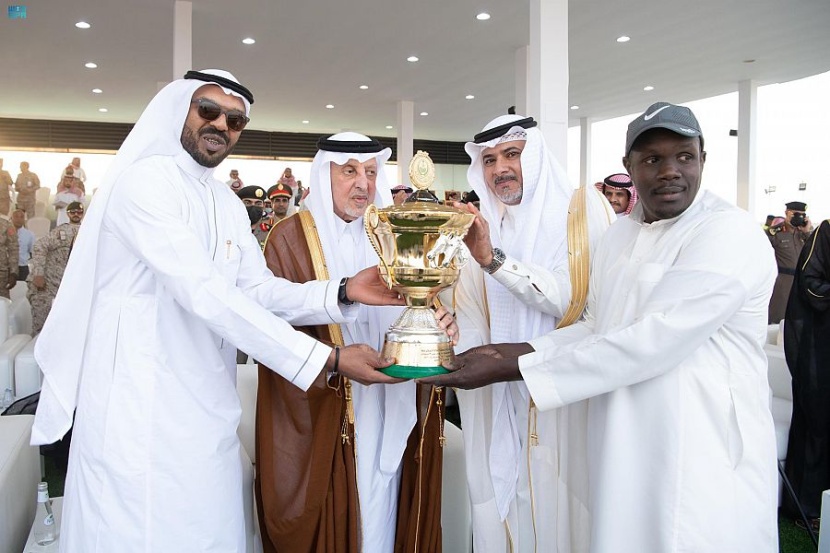 خالد الفيصل يتوج الفائزين في الحفل الختامي لروزنامة سباقات الخيل