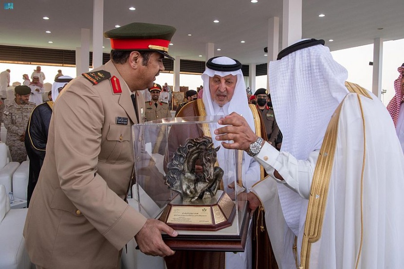 خالد الفيصل يتوج الفائزين في الحفل الختامي لروزنامة سباقات الخيل