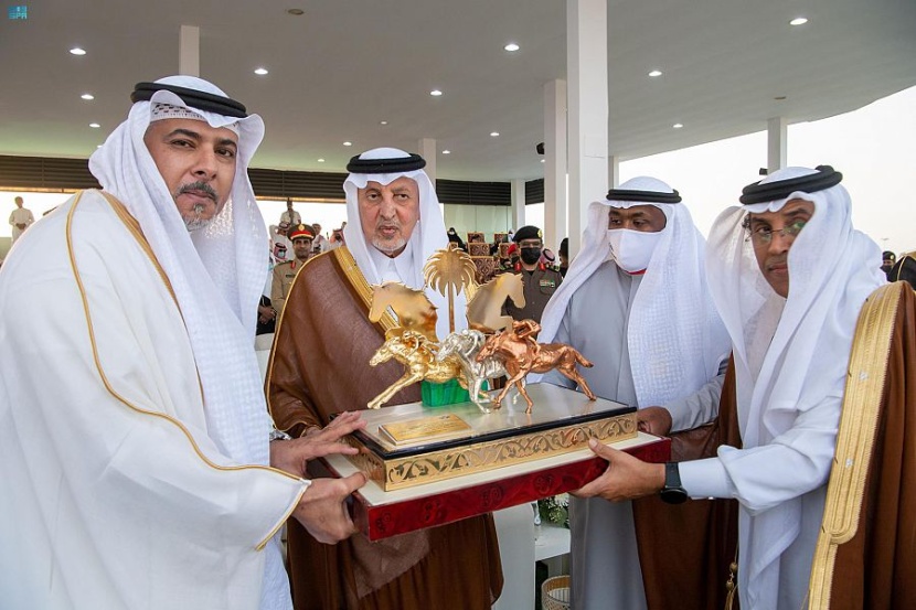 خالد الفيصل يتوج الفائزين في الحفل الختامي لروزنامة سباقات الخيل