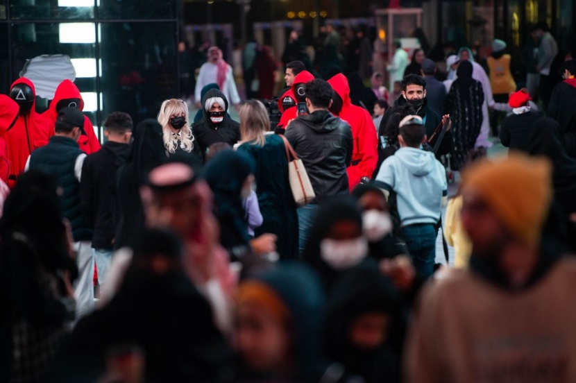 زوار موسم الرياض يرتدون تصاميم الخيال والأبطال الخارقين والفانتازيا الشعبية