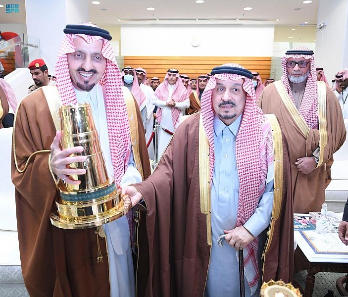 تحت رعاية الملك .. أمير الرياض يتوج الفائزين بكأسي المؤسس