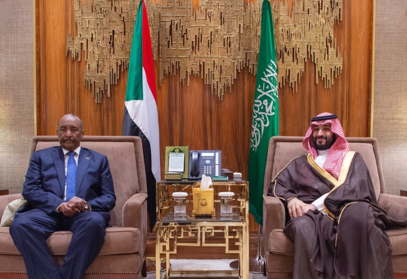 ولي العهد يستعرض مع رئيس مجلس السيادة السوداني أوجه العلاقات والفرص التنموية الواعدة 