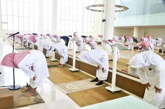 "الشؤون الإسلامية" : يمنع نقل الصلوات أو بثها على وسائل التواصل خلال رمضان