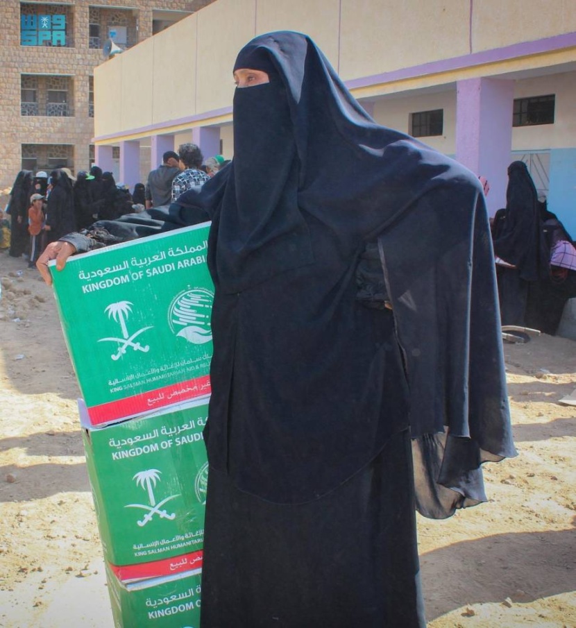 توزيع 116 طنا من المساعدات الإنسانية السعودية في تعز ومأرب