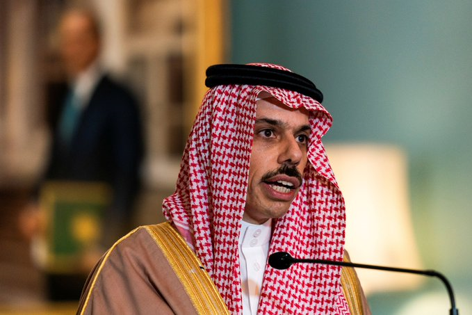 وزير الخارجية يبحث مع نظيرة الفرنسي العلاقات الثنائية بين البلدين الصديقين