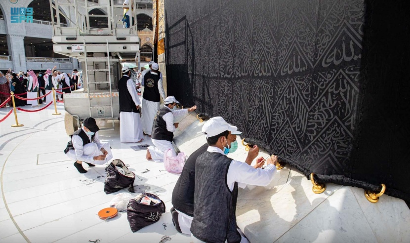 استعدادا لشهر رمضان .. تنفيذ الصيانة الدورية لثوب الكعبة المشرفة