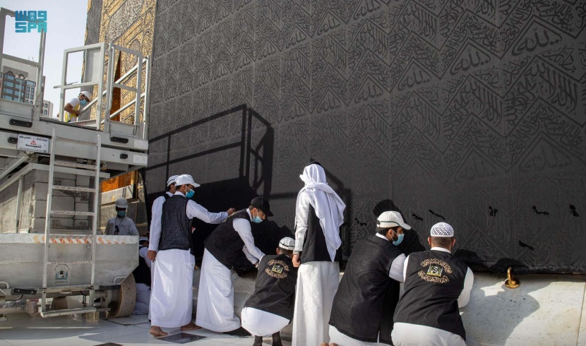 استعدادا لشهر رمضان .. تنفيذ الصيانة الدورية لثوب الكعبة المشرفة