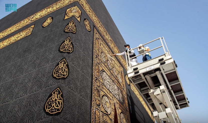استعدادا لشهر رمضان .. تنفيذ الصيانة الدورية لثوب الكعبة المشرفة