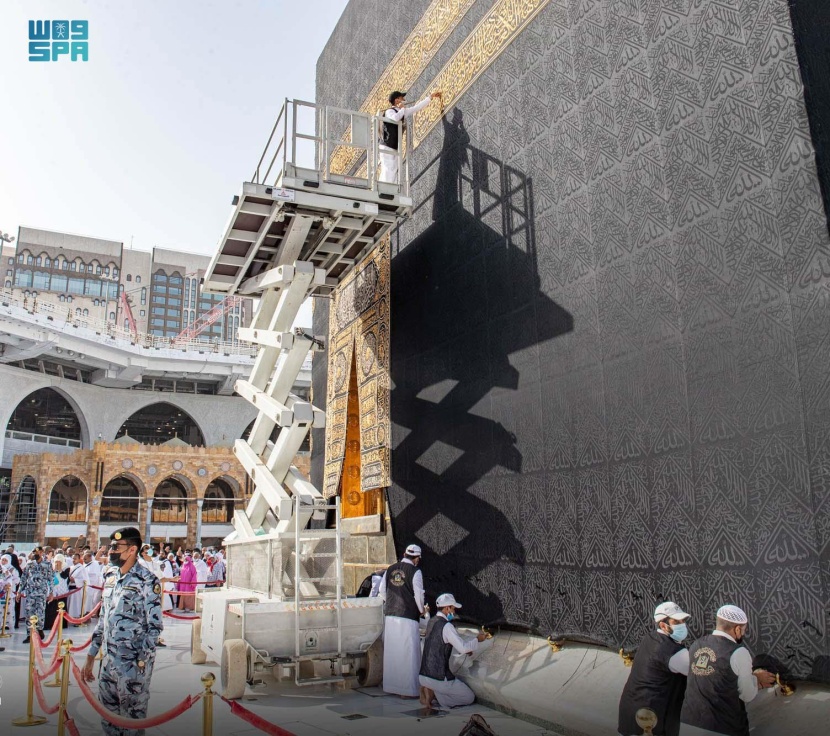 استعدادا لشهر رمضان .. تنفيذ الصيانة الدورية لثوب الكعبة المشرفة