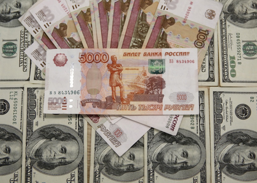 الروبل الروسي يقفز أكثر من 7% مقابل الدولار قبل أن يقلص مكاسبه