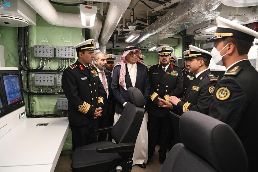 قائد القوات البحرية الملكية السعودية يدشن سفينة جلالة الملك "الجبيل"