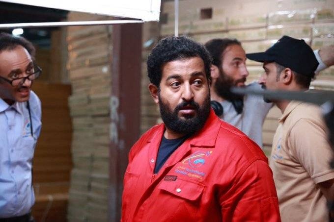 «منهو ولدنا» .. ضدان يلتقيان على أرض الكوميديا السوداء