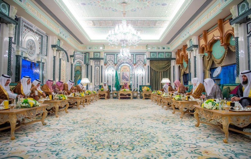 الملك يستقبل الرئيس العام لشؤون الحرمين وأئمة المسجد الحرام