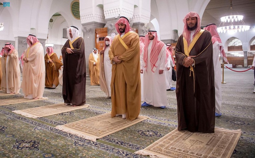 ولي العهد يزور مسجد قباء ويؤدي ركعتي تحية المسجد