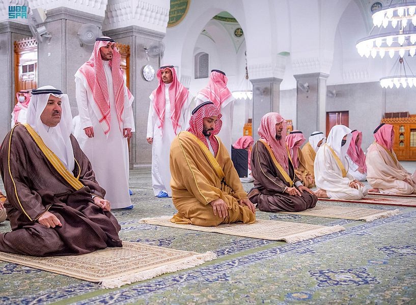 ولي العهد يزور مسجد قباء ويؤدي ركعتي تحية المسجد