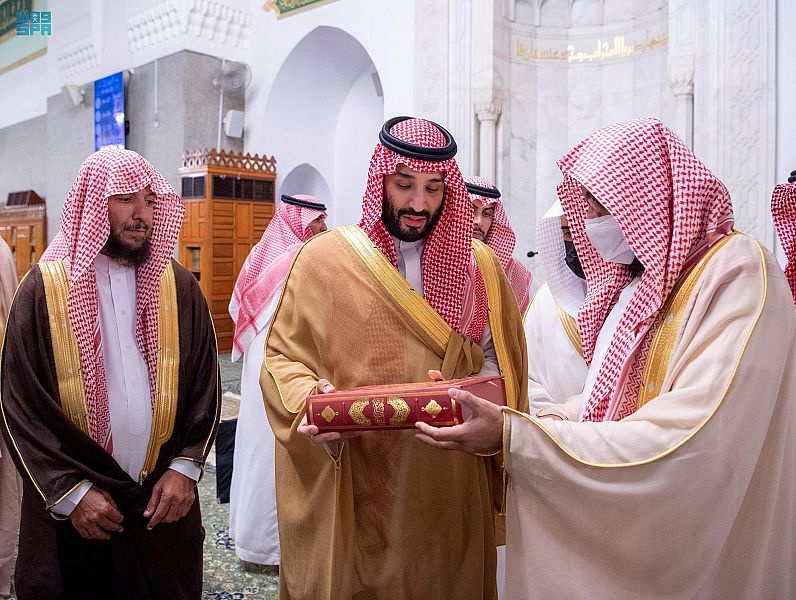 ولي العهد يزور مسجد قباء ويؤدي ركعتي تحية المسجد