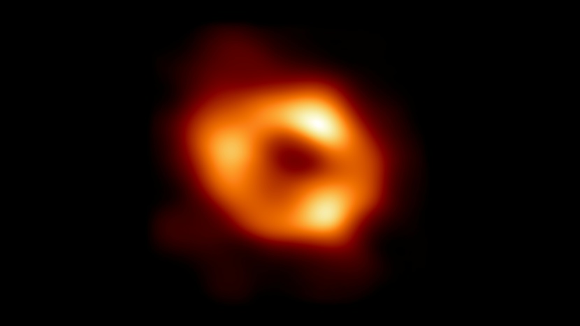 لأول مرة .. علماء فلك يقدمون صورة للثقب الأسود في وسط مجرة درب التبانة