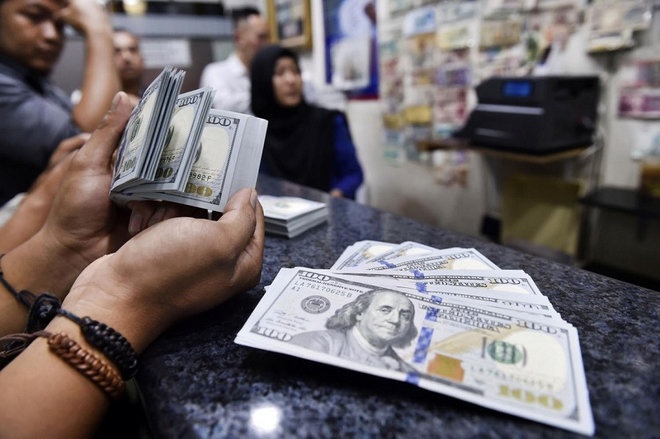 شكوك من كبح التضخم دون ركود تقود المستثمرين للإقبال على الدولار
