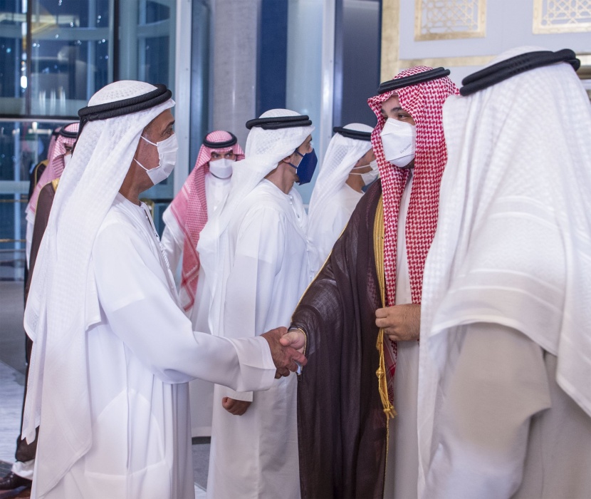 ولي العهد يقدم العزاء في وفاة الشيخ خليفة بن زايد