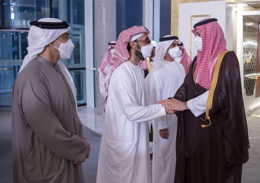 ولي العهد يقدم العزاء في وفاة الشيخ خليفة بن زايد