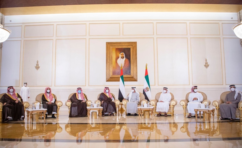 ولي العهد يقدم العزاء في وفاة الشيخ خليفة بن زايد