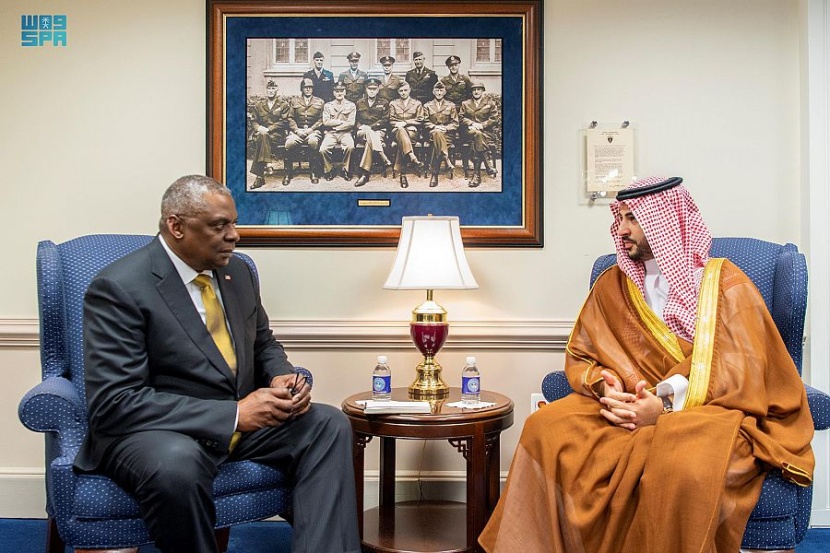 نائب وزير الدفاع يلتقي وزير الدفاع الأمريكي ويرأس الجانب السعودي في اجتماع لجنة التخطيط الإستراتيجي