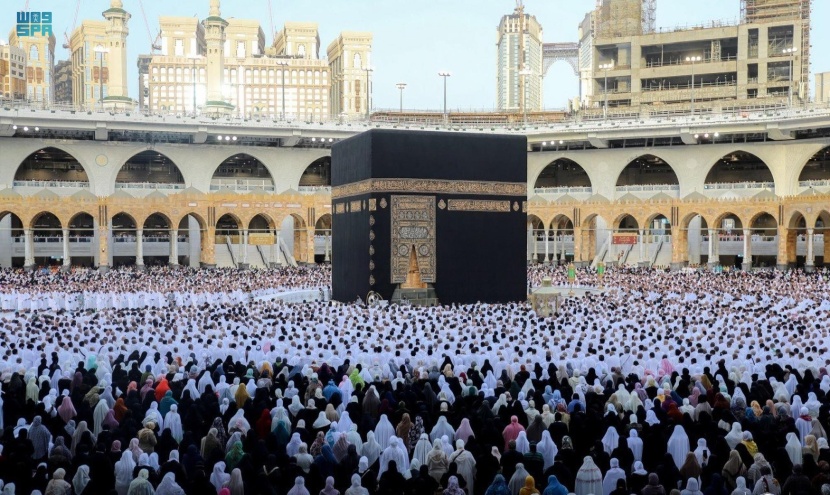 جموع غفيرة من المصلين في الحرمين الشريفين خلال صلاة عيد الفطر