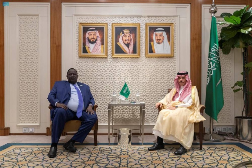 وزير الخارجية يستعرض مع مستشار رئيس جنوب السودان سبل تعزيز العلاقات