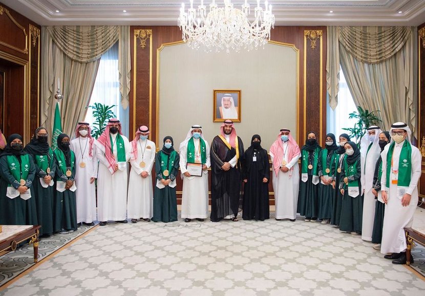ولي العهد يستقبل الطلبة الفائزين في معرض آيسف 2022