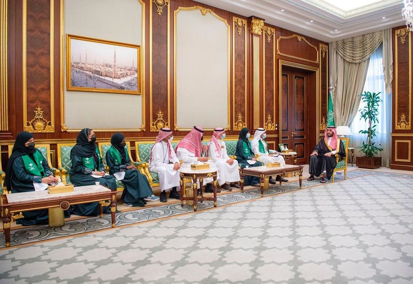 ولي العهد يستقبل الطلبة الفائزين في معرض آيسف 2022