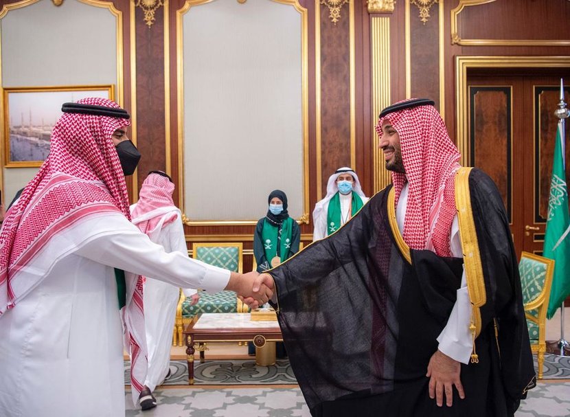 ولي العهد يستقبل الطلبة الفائزين في معرض آيسف 2022