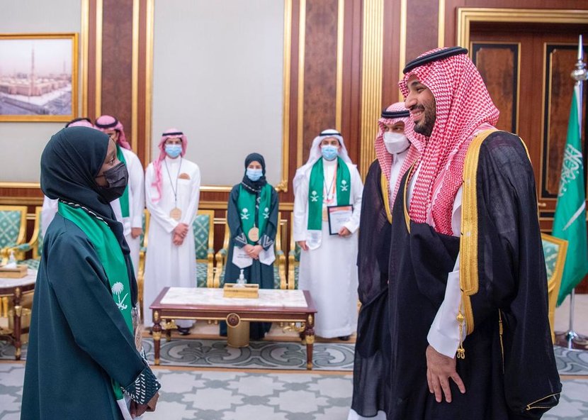 ولي العهد يستقبل الطلبة الفائزين في معرض آيسف 2022
