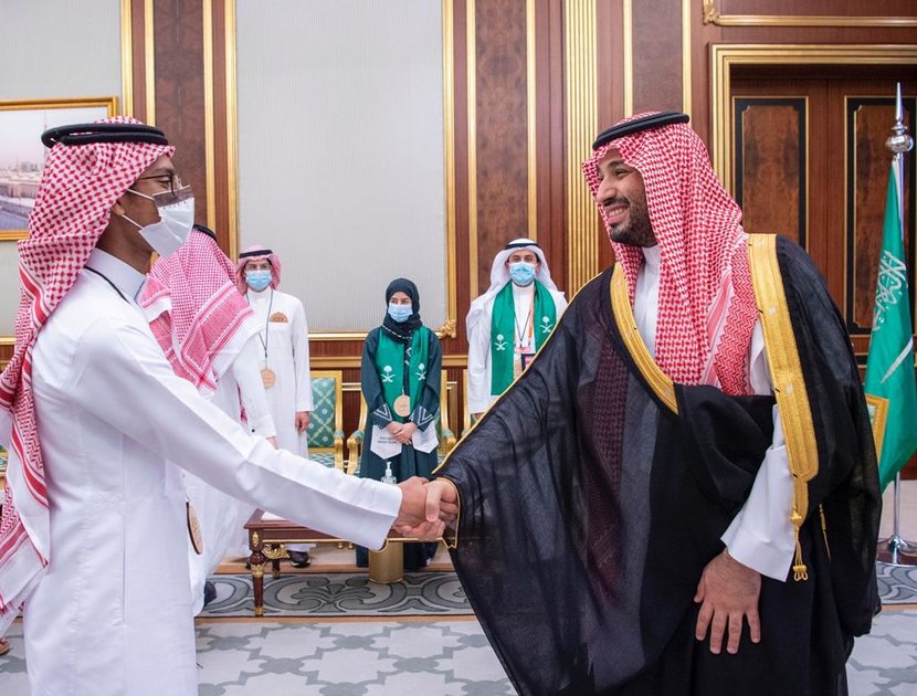 ولي العهد يستقبل الطلبة الفائزين في معرض آيسف 2022