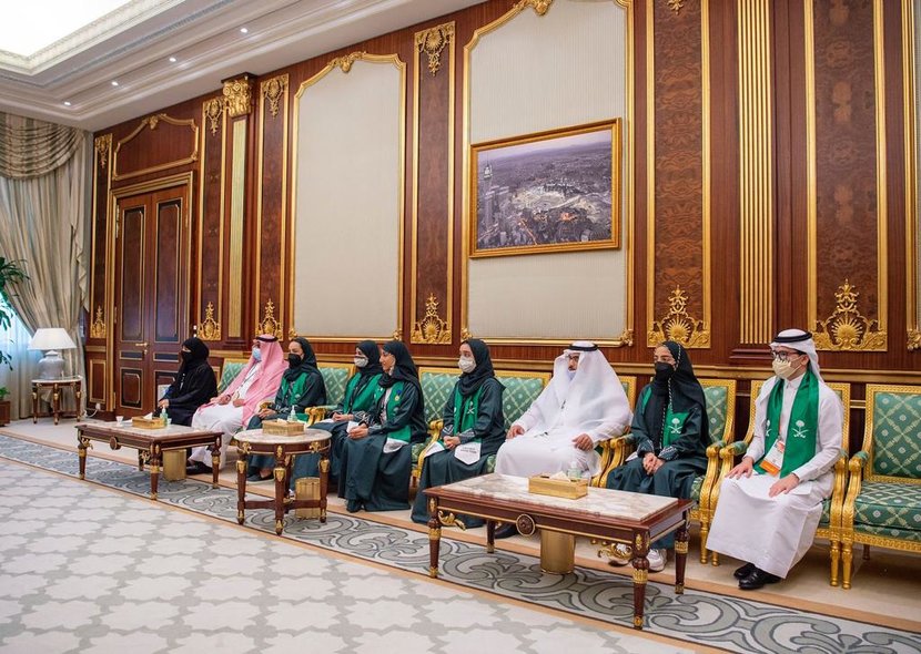 ولي العهد يستقبل الطلبة الفائزين في معرض آيسف 2022