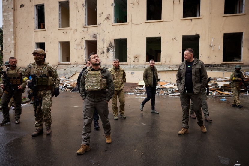 رئيس أوكرانيا يتفقد القوات على الخطوط الأمامية في أول زيارة خارج كييف