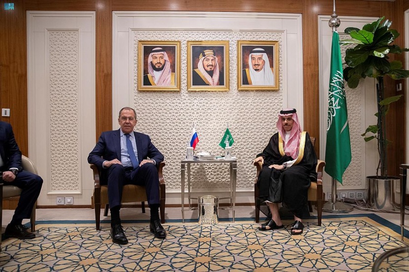  وزير الخارجية يلتقي نظيره الروسي ويؤكد دعم المملكة للحل السياسي في أوكرانيا