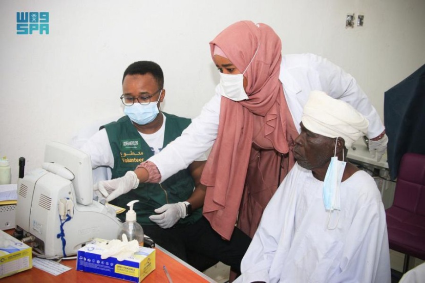 مركز الملك سلمان للإغاثة يجري 441 عملية جراحية للعيون في السودان
