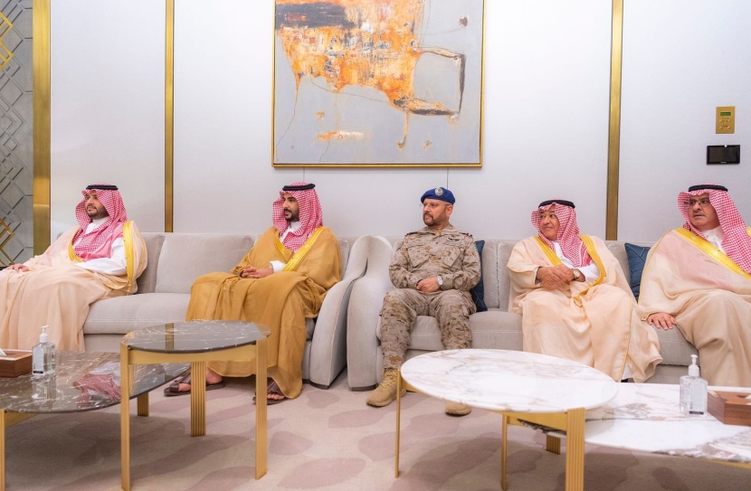 ولي العهد يستعرض مع وزير الدفاع الماليزي التعاون الثنائي في المجالات الدفاعية والسبل الكفيلة بتطويره
