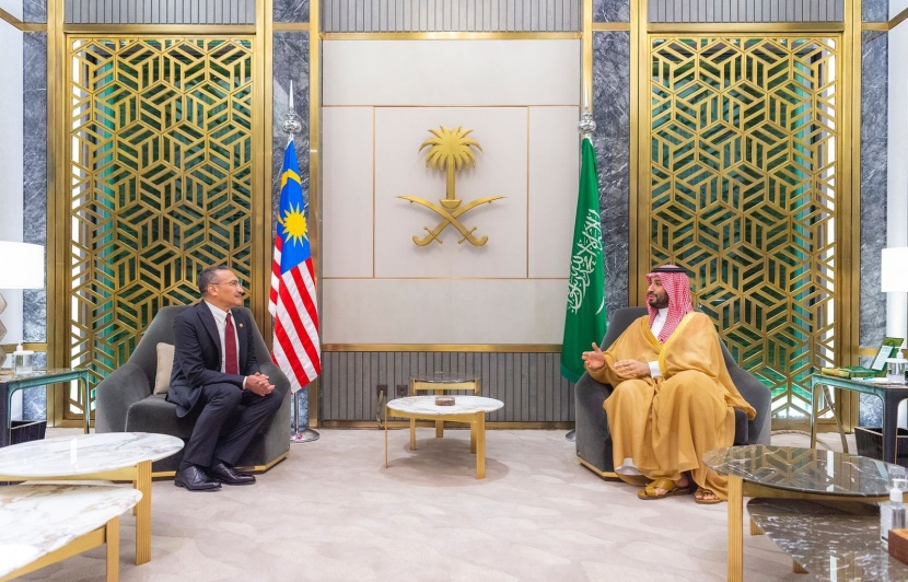 ولي العهد يستعرض مع وزير الدفاع الماليزي التعاون الثنائي في المجالات الدفاعية والسبل الكفيلة بتطويره