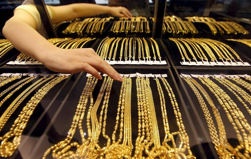 بعد تراجع 1.3 % في أسبوع متقلب .. الذهب عالق ويبحث عن اتجاه