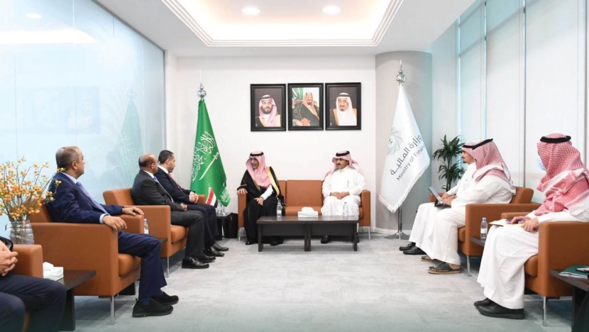 الجدعان يبحث مع وزير المالية اليمني ومحافظ البنك المركزي اليمني الأوضاع الاقتصادية الراهنة