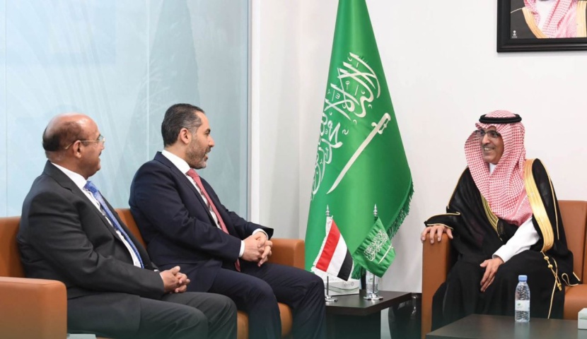 الجدعان يبحث مع وزير المالية اليمني ومحافظ البنك المركزي اليمني الأوضاع الاقتصادية الراهنة